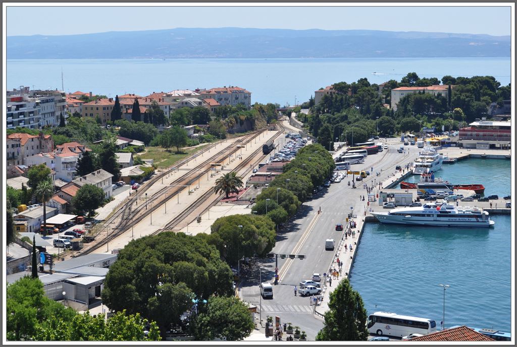 Um 11.39 Uhr, als ich die Spitze des Turms der Kathedrale erreicht habe, war der Bahnhof von Split leer, mal abgesehen von einem Autotransportwagen. Der Bahnhof liegt unmitttelbar am Hafen und am Rande der Altstadt. (03.07.2013)