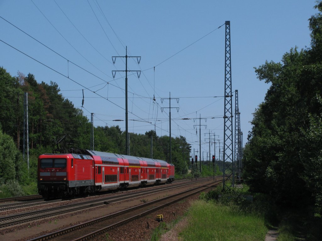 Um 12:37 kam am 02.06.2011 die erste von zwei Regio-Besonderheiten. Es war 112 109 und 112 123 mit einem RE 2 nach Berlin Hbf. (tief). Als Ersatz des Steuerwagens lief die zweite 112er und ein weiterer erste Klasse Wagen.