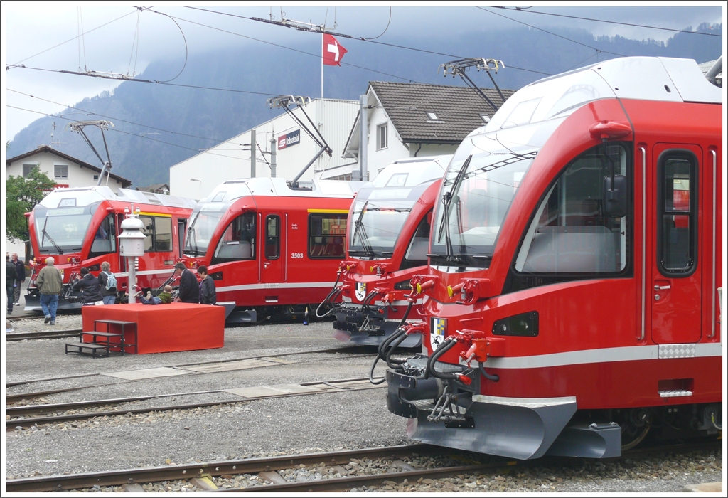 Um 13.00Uhr war die Zeremonie bereits beendet und die Triebzge waren im Besitze ihrer Namen von lebenden und verstorbenen Persnlichkeiten.
3501 Willem Jan Holsboer, Mitbegrnder der Bahnlinie Landquart-Davos.
3502 Friedrich Hennings, Erbauer der Albulabahn.
3503 Carlo Janka Abfahrtsolympiasieger 2010 in Vancouver.
3504 Dario Cologna Langlaufolympiasieger 2010 in Vancouver.
(01.05.2010)