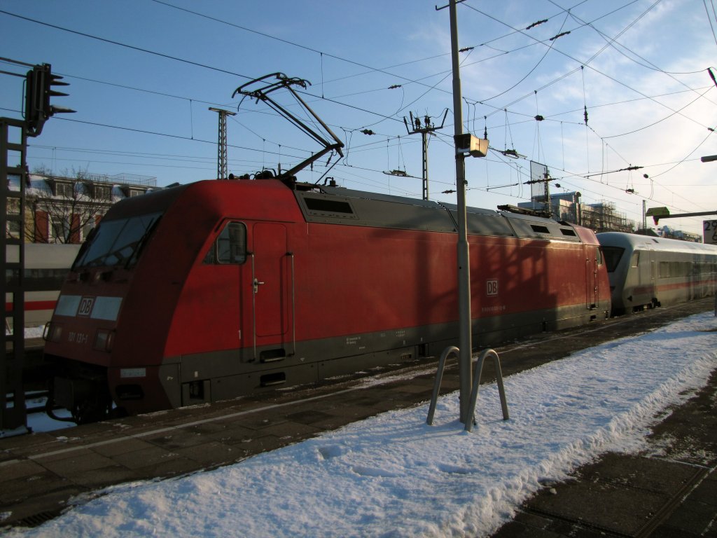 Um 13:52 Uhr wartet abfahrbereit der als regulr fahrende ICE 1105 des ehem. Metropolitan in Hamburg-Altona in Richtung Berlin Sdkreuz und wird die Endstation mit 10 Min. Versptung um 16:05 (15:55) erreichen. Der 11-teilige Zug besteht aus sechs Apmz, vier Apmkz und einem Apmbzf sowie zwei 101 (04.12.2010).