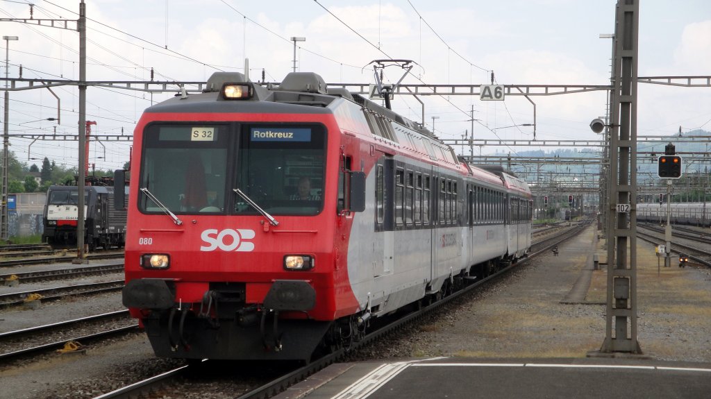 Um 16:00 Uhr des 02.05.11 trifft ein SOB NPZ mit dem RBDe 566 080-8 als S32 in Rotkreuz ein. Diese S-Bahn verkehrt seit Fahrplanwechsel, von MO - FR, jeweils zu den Stosszeiten.