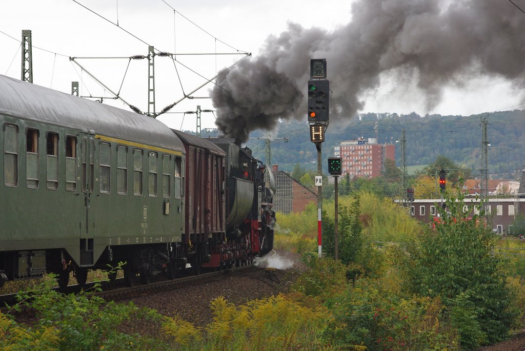 Um 17:40 verabschiedeten sich die Vienenburger Eisenbahnfreunde mit ihrer 52 1360-8 wieder in Richtung Heimat. Aufgenommen am 26.09.2010 in Gttingen.