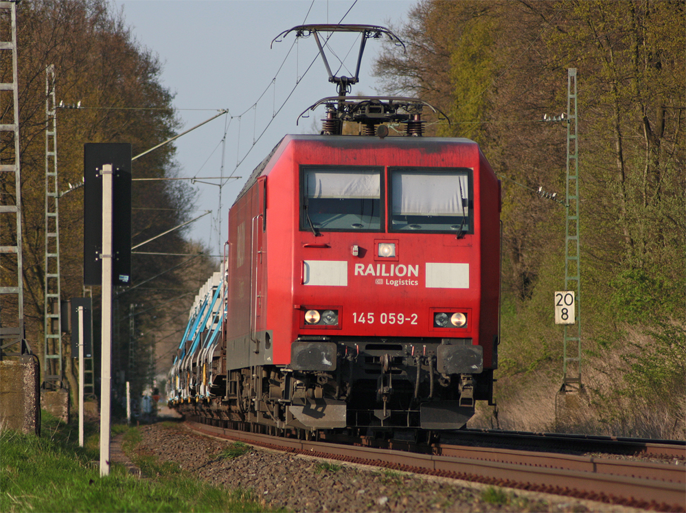 Um 18.36 Uhr wollte dann 145 059-2 mit einem Gterzug nach Aachen West noch dazwischen, hier am Km 20.8, 18.4.10