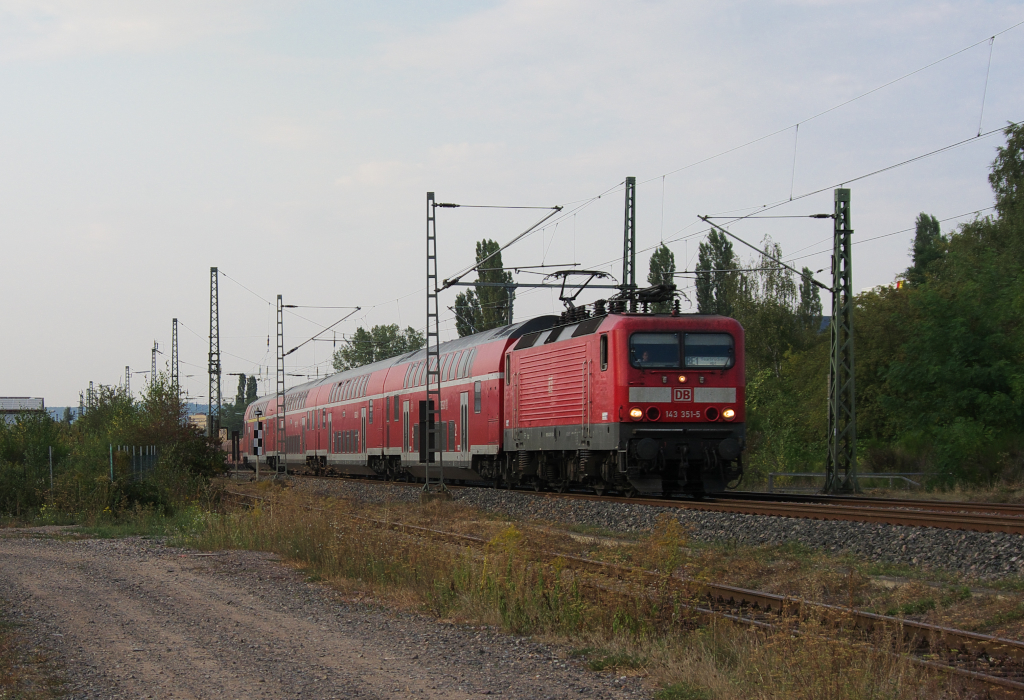 Um 18.39 Uhr rauschte 143 351 mit dem RE aus Koblenz nach Saarbrcken am Kraftwerk Ensdorf/Saar vorbei.
KBS 685 am 10.09.2012