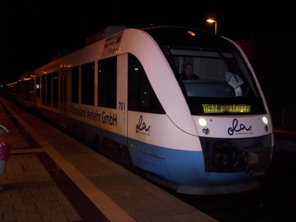 Um 20:21 Uhr endete am 12.Dezember 2009 mit der Ankunft des OLA-Triebwagen 701 aus Lauterbach Mole in Bergen/Rgen die Einsatzzeit der OLA auf Rgen.
