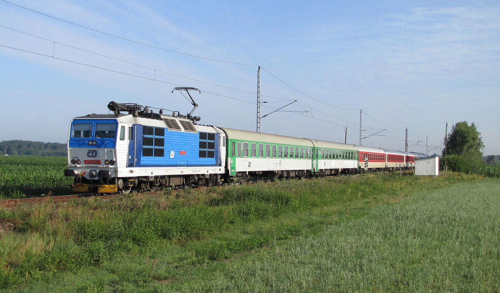 Um 7:54 Uhr fuhr dann das erste kleine Highlight des Tages an uns  vorbei. Es war der  D 60457 , welcher ab Berlin Ostbahnhof zwei eigene Wagen der CSD mit sich gefhrt hat und ein paar Wagen des Nachtzuges aus den Niederlanden bernommen hat und diese dann gemeinsam nach Prag bringt. Als Lok diente 371 002-7, alias  Jozin . Grfendorf den 01.07.2011