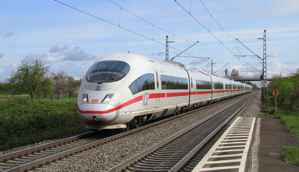 Um 9:54 Uhr rauschte dann ein ICE3 in Doppeltraktion durch Ringsheim. Er war auf dem Weg von Dortmund Hbf nach Basel SBB.