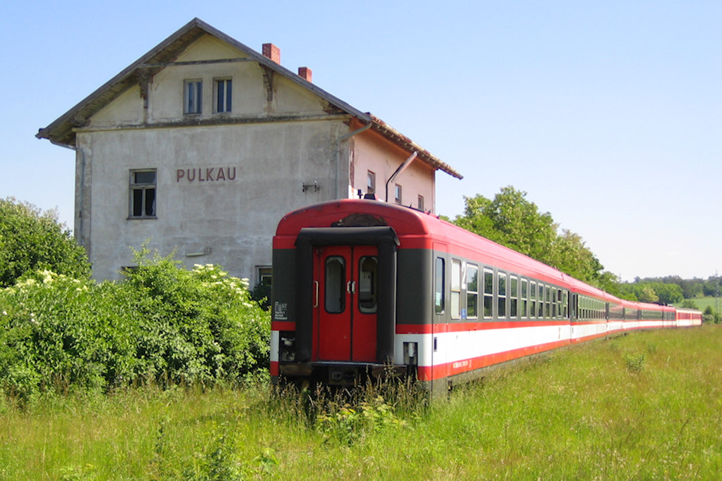 Um die abgestellten Triebwgen der Baureihe 4010 vor Vandalismus zu schtzen, wurden sie in Pulkau hinterstellt. Die Strecke war damals aus Richtung Sigmundsherberg noch notdrftig befahrbar, aus Zellerndorf wohl jedoch nicht mehr. (14.06.2006)