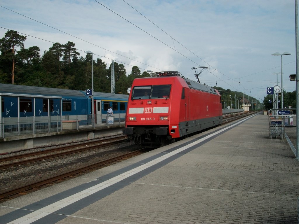 Um als Schlu�lok an den EC 379 Binz-Brno zukommen,mu�te 101 045 am 10.August 2010 in Binz,�ber Gleis 2 bis an das Streckenende fahren.