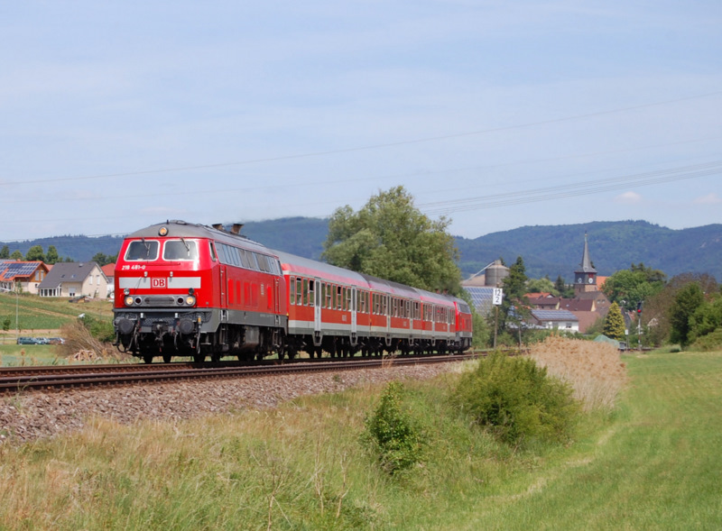 Um auch ein Bild der anderen Lok des 218-Sandwiches vom Zellertal zu bekommen, machte ich mich auch noch auf den Weg nach Mnchweiler (Alsenz). Keine schlechte Entscheidung, denn mit diesem Bild von 218 481-0, der letzten 218 mit Zusatzscheinwerfern, konnte ich meine Sammlung der Karlsruher 218er komplettieren. Die Aufnahme entstand am 29.5.2011.