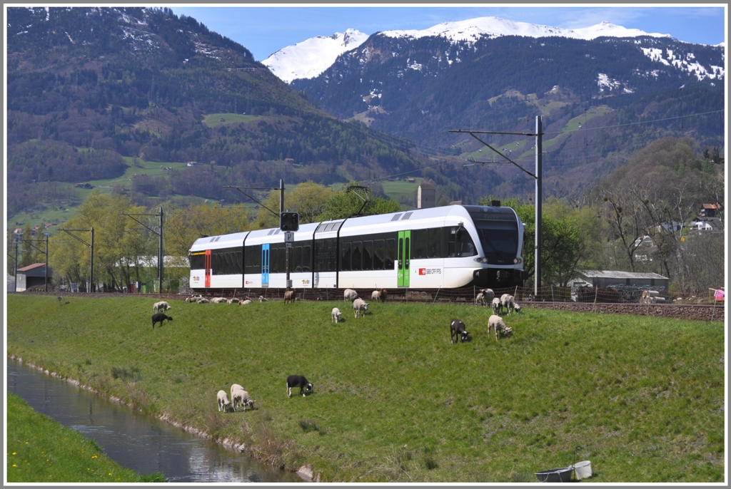 Um aus einem langweilig, weissen Thurbo GTW ein ansprechendes Bild zu machen, braucht es einen entsprechenden Rahmen, was bei der gegnwrtigen Fhnlage im St.Galler Rheintal nicht schwer fllt. Entlang des Binnenkanals bei Sargans rauscht der 752-1 Richtung Buchs SG. Im Hintergrund der Eingang zum Weisstannental mit dem Madchopf. (26.04.2012)