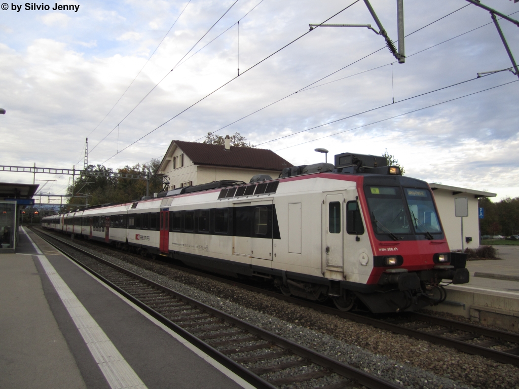 Um eine bessere Fahrplanstabilitt zu erreichen wurden die Dominos der Linie 110xx Coppet - Lancy-Pont-Rouge von 5-teiligen auf 2 drei-teilige Dominos umgestellt. Am 3.11.2012 stehen die RBDe 560 218-0 (ex RBDe 560 034-1 ''Cressier'') und RBDe 560 253-7 (ex RBDe 560 069-7 ''Sirnach'') in Coppet als Regio 11062 nach Lancy-Pont-Rouge.