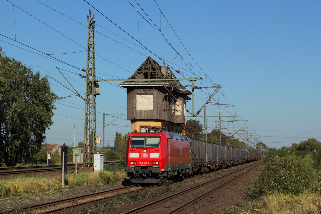 Um das ehemalige Stellwerk in Hohenbudberg wird sich seit seiner Schlieung nicht mehr gekmmert. Als Motiv taugt es aber noch und so fhrt eine BR 185 an diesem vorbei