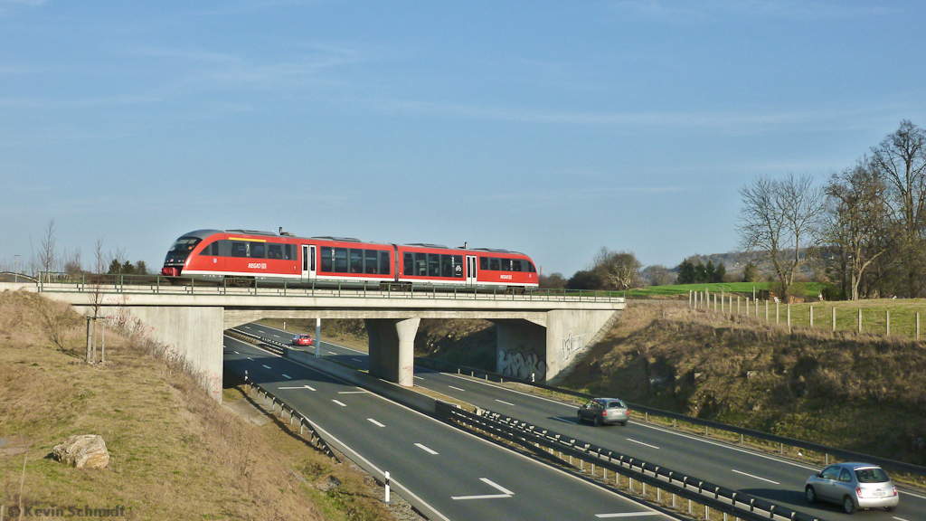 Um einen Kontrast zu den sonst landschaftlich idyllisch gelegenen Strecken im Dieselnetz Ostthüringen darzustellen, entschied ich mich für diese Aufnahme eines Desiros als RE aus Leipzig kurz vor dem Endbahnhof Saalfeld (Saale) bei der Überquerung der B 281 (Eisfeld - Mittelpöllnitz). (16.03.2012)