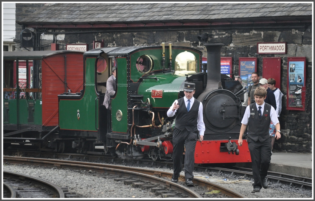 Um es vorweg zu nehmen, ich stehe hier nicht auf den Geleisen, sondern am Ende der Kurve auf dem Bahnsteig. Porthmadog ist Ausgangspunkt der Ffestiniog Railway und der Welsh Highland Railway. Beide Bahnen werden mehrheitlich durch meist junge Volunteers/Freiwillige betrieben, die hier vollen Einsatz zeigen. (14.08.2011)