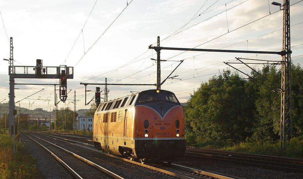 Um kurz nach 18h hie� es f�r die 221 135-7 mit ihrem Sdz: zur�ck nach K�ln. Daf�r musste sie im Bahnhof Eisenach jedoch erst einmal umsetzen und sich an das andere Ende ihres Zuges setzen. Aufgenommen am 04.09.2010.