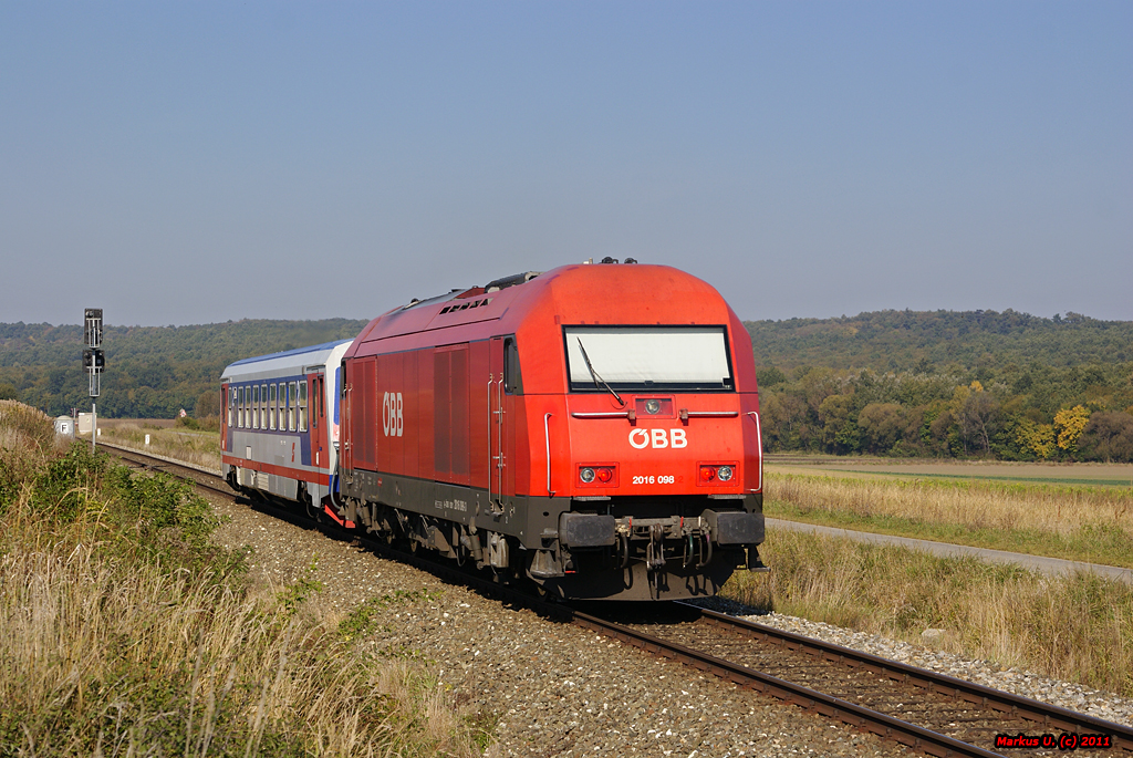 Um eine Lz Fahrt einzusparen, luft 2016 098 hinter 5047 055 der als R7734 von Sopron nach Wiener Neustadt Hbf fhrt als Schublok mit. Loipersbach-Schattendorf, 18.10.2011