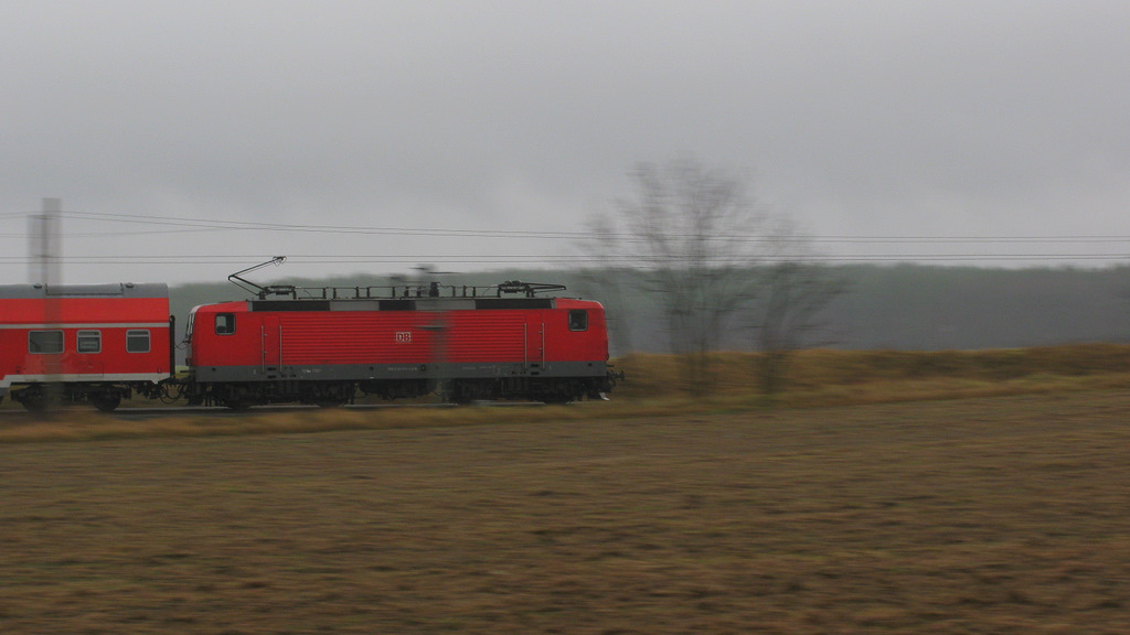 Um mal die in Bild Nummer 1000 von mir angesprochene Hilfe wieder in Anspruch zu nehmen: Hier mal ein Versuch eines Mitziehers. Leider gibts hier keine besseren Stellen daf�r (ja, ich wei�, dass Kraut und Signal nicht g�nstig sind). Aber es geht mir erstmal um die technische Seite. Danke f�r Tipps. Bild zeigt einen RB 14-Stummel zwischen Oderin und Brand(NL) am 07.01.2012.