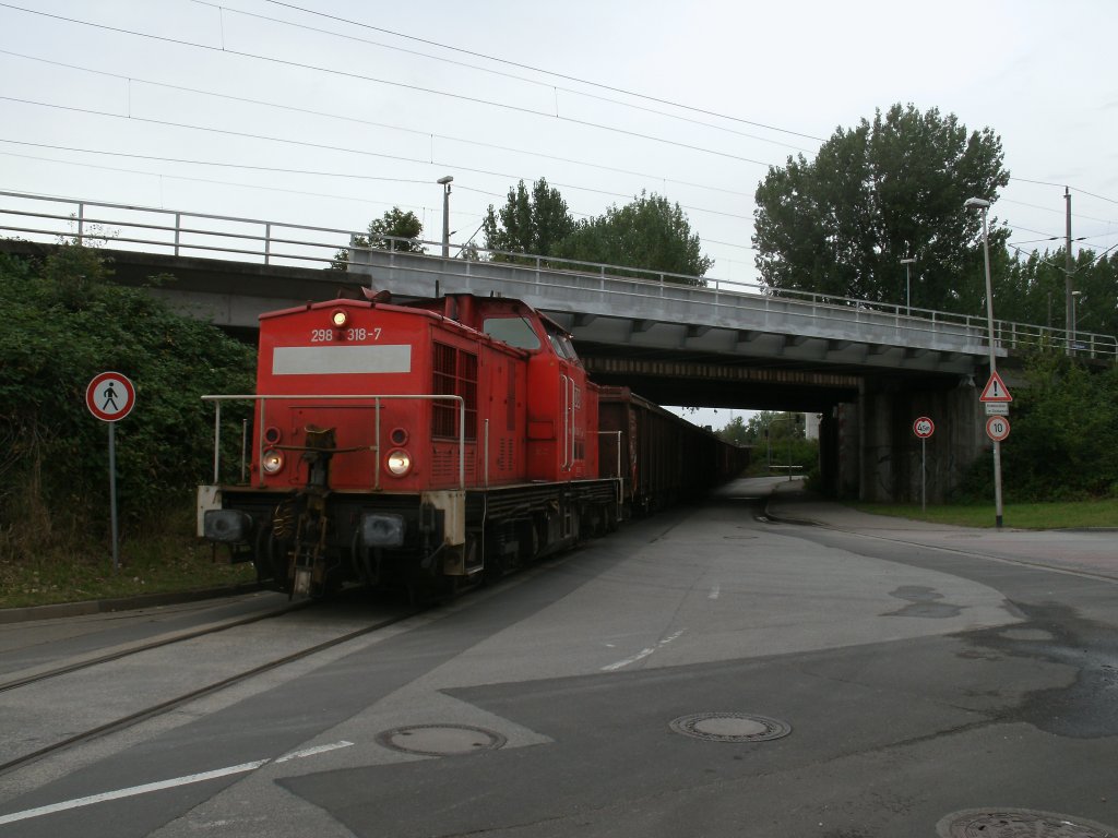 Um mit ihrer Rangierabteilung vom Sdhafen zum hher gelegenden Bahnhof Stralsund Rgendamm zukommen,mute 298 318,am 31.August 2012,die Strecke Stralsund-Sassnitz unterqueren.