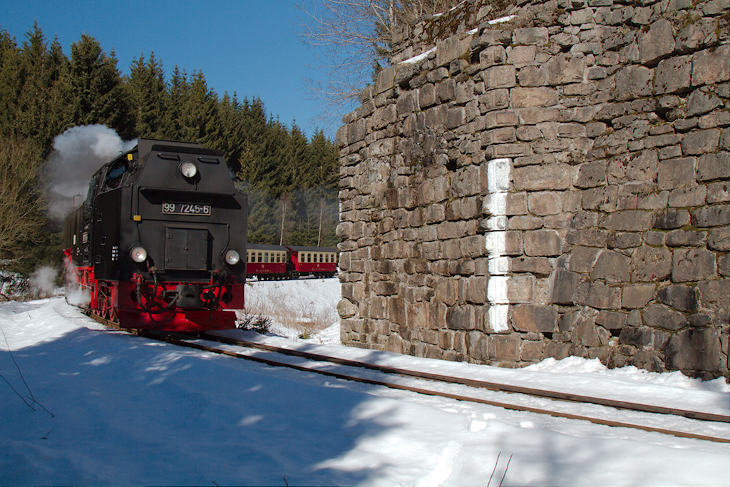 Um die Mittagszeit ist dieses Bild kurz vor Sorge von der 99.7245 mit ihrem Zug vor einem einzelnen Brckenlager entstanden. (05.03.2013)
