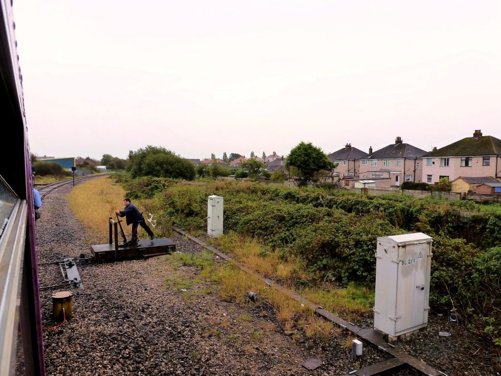 Um von Morecambe aus auf die Zweiglinie nach Heysham Port zu gelangen, muss der Wagenfhrer die Weiche von Hand umstellen. Wenn er an diese Stelle zurckkehrt, muss er abermals die Weiche von Hand umstellen, damit er dann (nach Fahrtrichtungswechsel) wieder die Ausgangsstation Lancaster erreichen kann. Bild aus dem Triebwagenzug 142 022, Morecambe, 9.September 2011. 