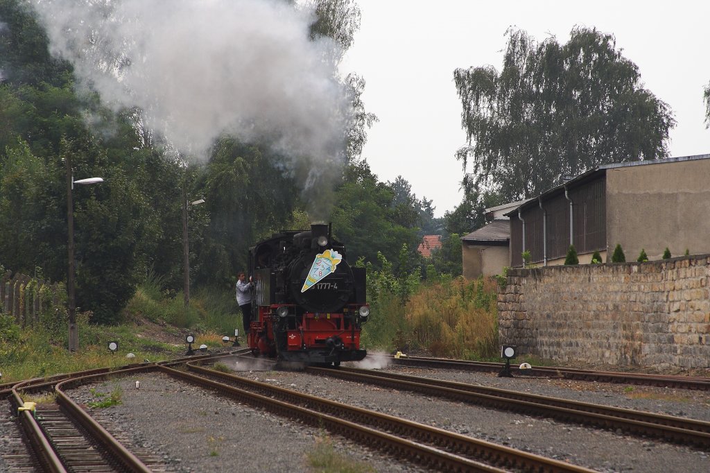 Um nach dem Wasserfassen wieder an ihren Zug P3009 nach Radebeul-Ost zu kommen, mu 99 1777 bis an den Eingangsbereich des Bahnhofes Radeburg zurcksetzen. (Aufnahme vom 31.08.2012)