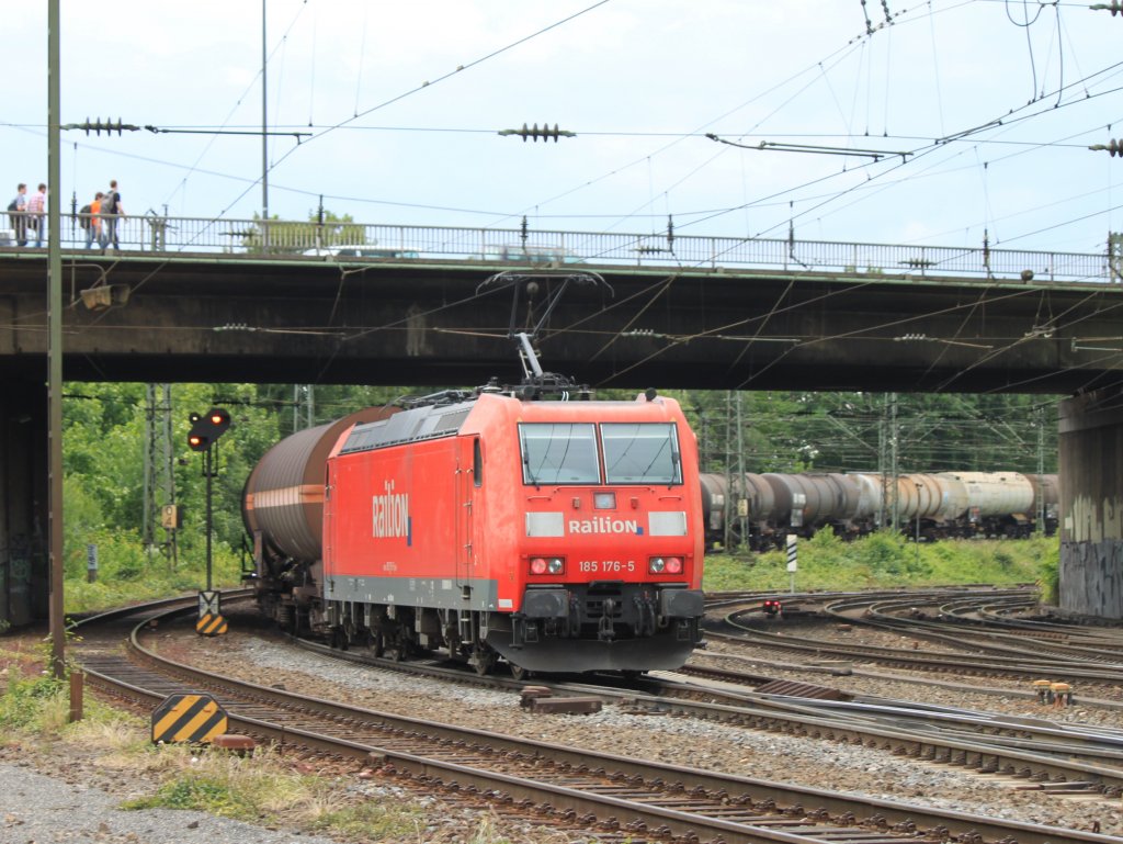 Um die Steigung bis zum Gemmenicher Tunnel zu schaffen, mu 185 176-5 der Cobra 186 215 (2823) am 09.06.2011 helfen. So kann der schwere Kesselzug aus Aachen West nach Belgien gefahren werden..