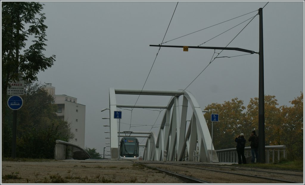 Um eine weisse Br�cke vor hellem Nebel fotografieren zu k�nnen, braucht es schon ein paar erfahrene Fotogarfen...
29.10.2011