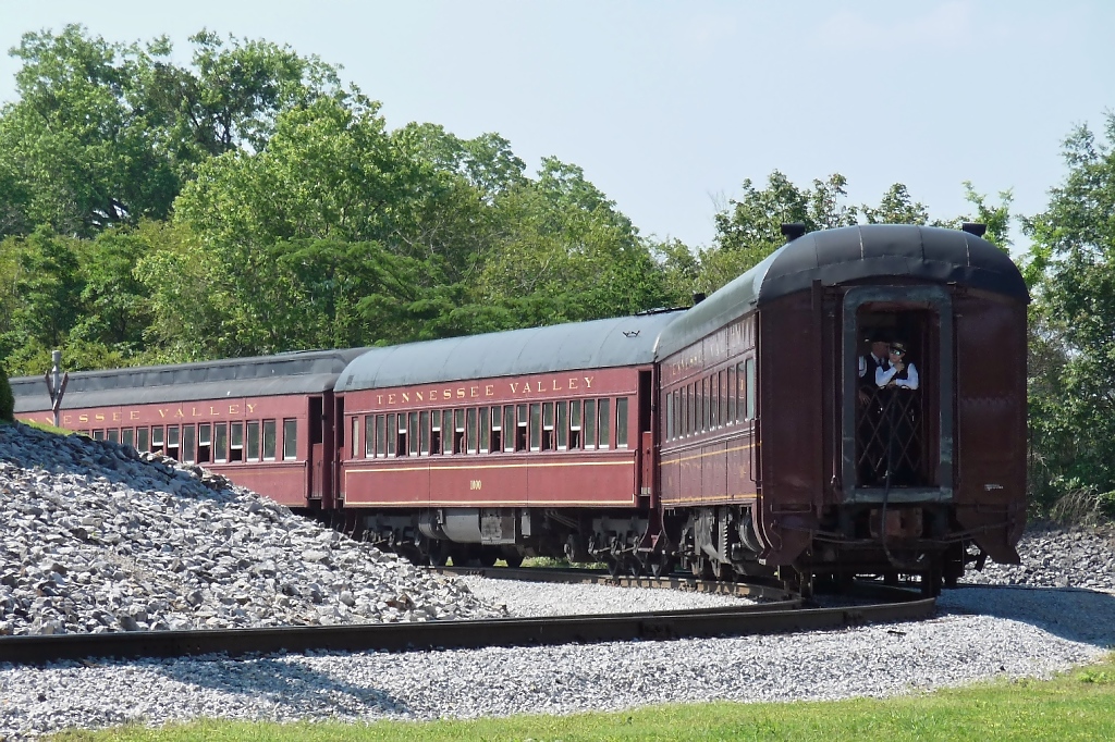 Um den Zug zu drehen, befhrt er ein Gleisdreieck auf dem TVRM-Gelnde. Mit den Wagen voraus geht es rckwrts durch den zweiten Teil des Dreiecks (Chattanooga, 30.5.09).