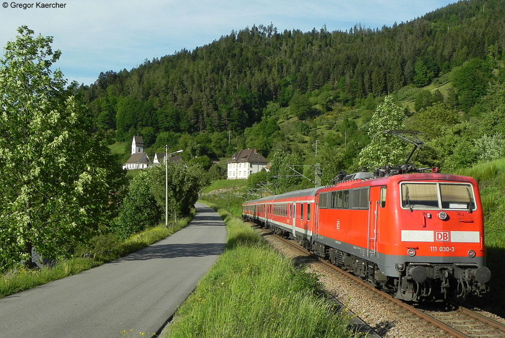 Um die Zuggarnitur des Murgtler Fahrradexpress wieder aus Freudenstadt rauszubekommen ist eine Rckleistung erforderlich. Im Bild schiebt am 08.05.2011 die 111 030-3 den RE 38958 (Freudenstadt - Ludwigshafen (Rhein)) das Murgtal hinunter. Das Bild entstand beim Einfahrsignal in Forbach (Schwarzwald).