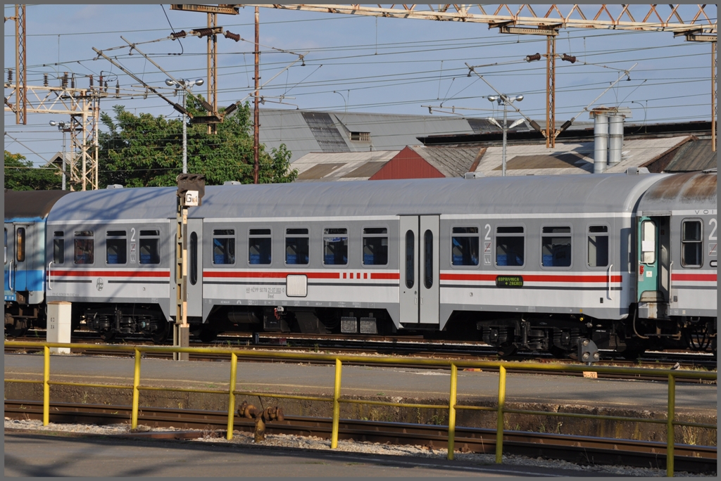 Umgebauter Wagen mit Schwenkschiebetren in den neuen Farben der HZ. (03.07.2011)