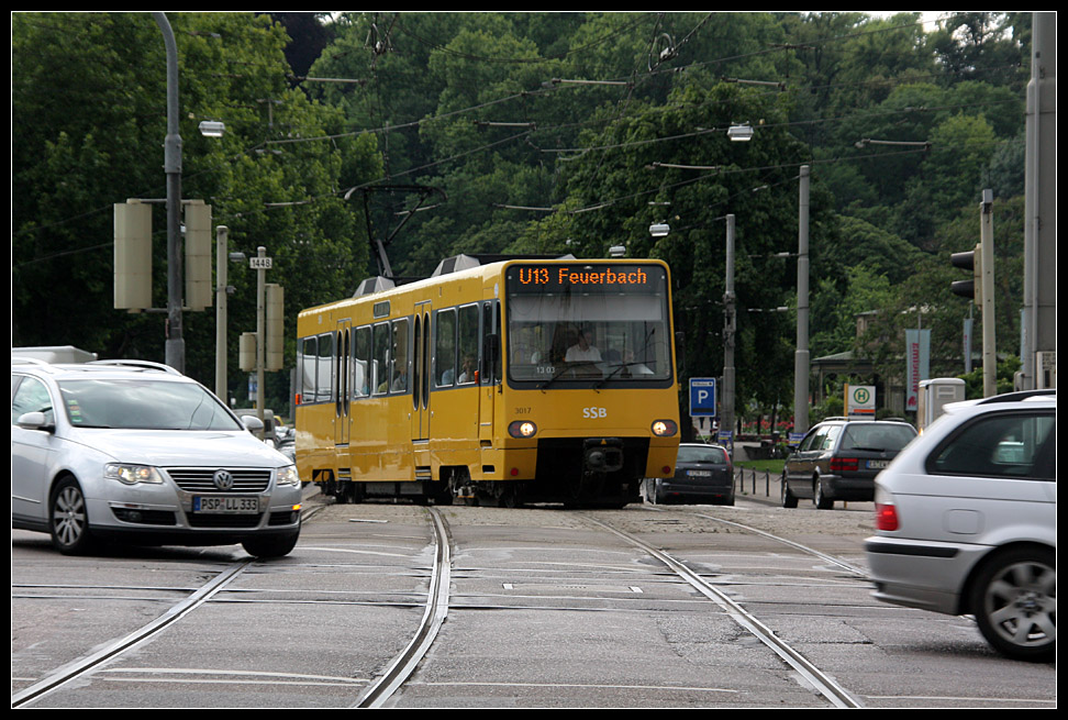 Umgeleitet - 

Ein Zug der Linie U13 biegt von der Wilhelma kommend an der Rosensteinbrücke in Richtung Feuerbach ab. 

30.07.2010 (M)