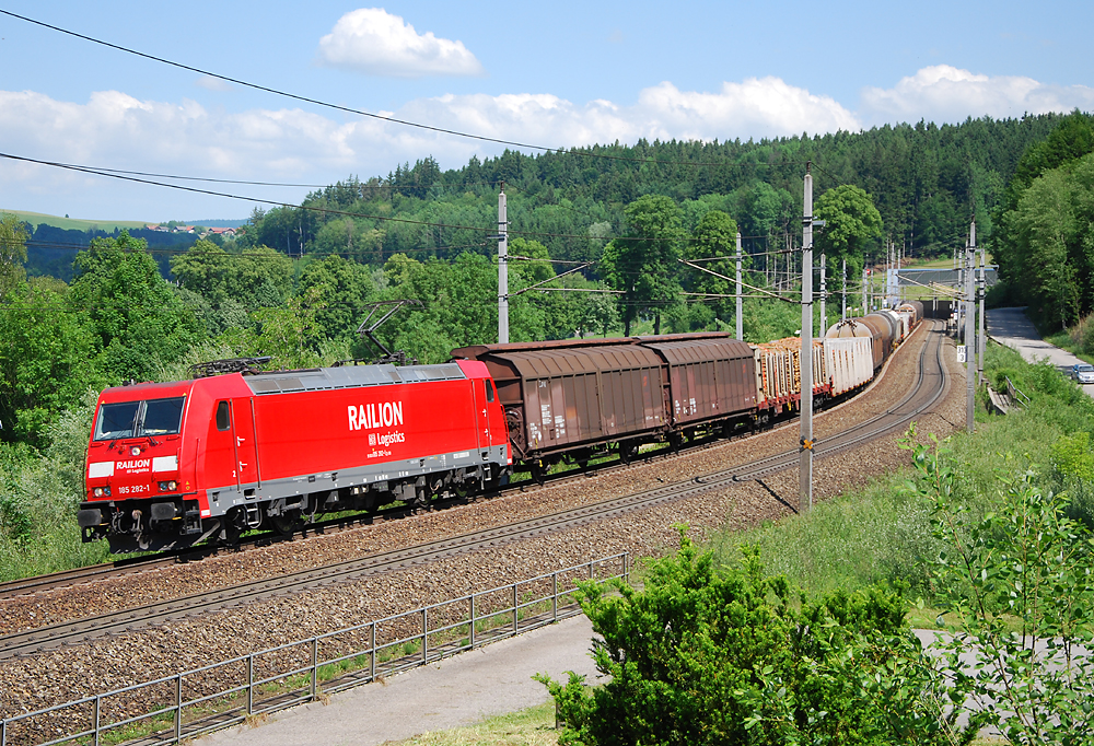 Umgeleiteter 45904 mit 185 282 wird den Salzburger Hbf in Krze erreichen.