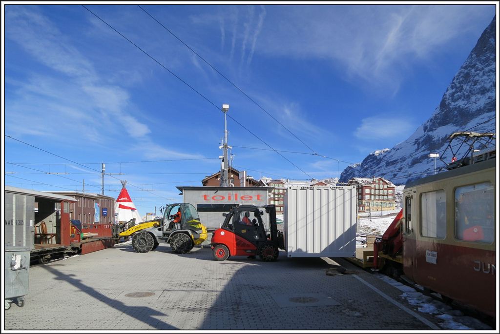 Umlad in Kleine Scheidegg am gemeinsamen WAB/JB Perron und da ist er wieder, der weisse Container. (13.11.2012)