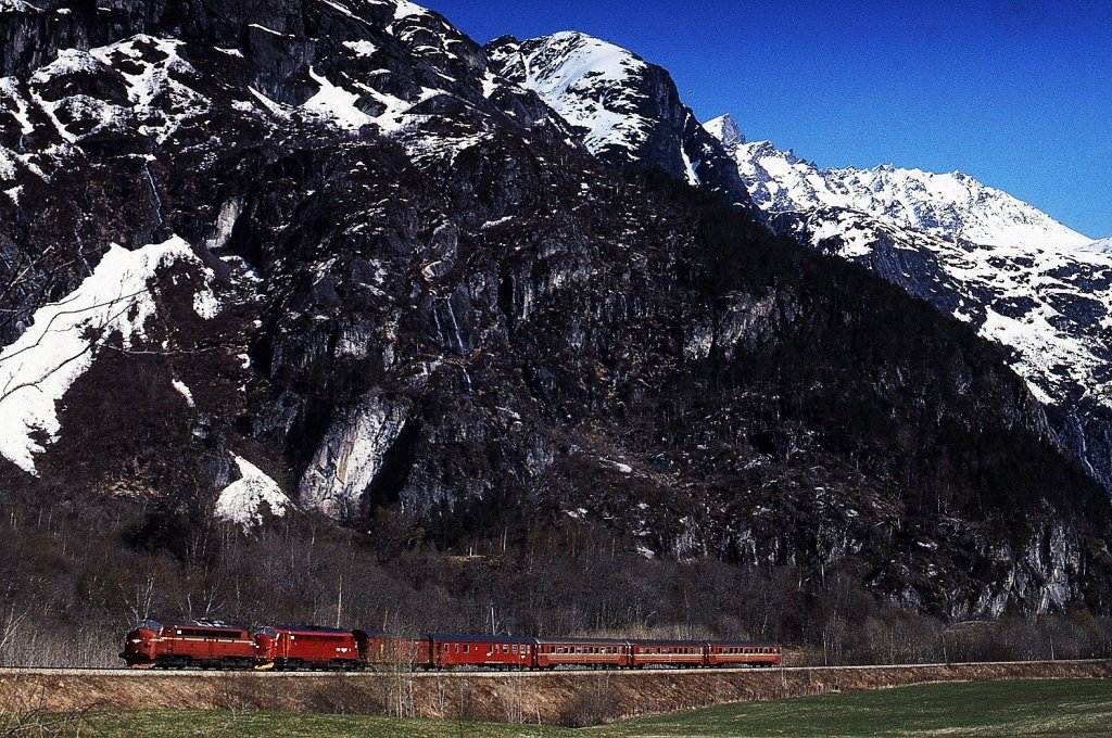 Umlaufbedingt verkehrte der sonntägliche Personenzug von Dombas nach Andalsnes mit einer Di3-Doppeltraktion. Hier ist er im Mai 1988 im Raumatal (Romsdalen) kurz vor seinem Zielbahnhof zu sehen.