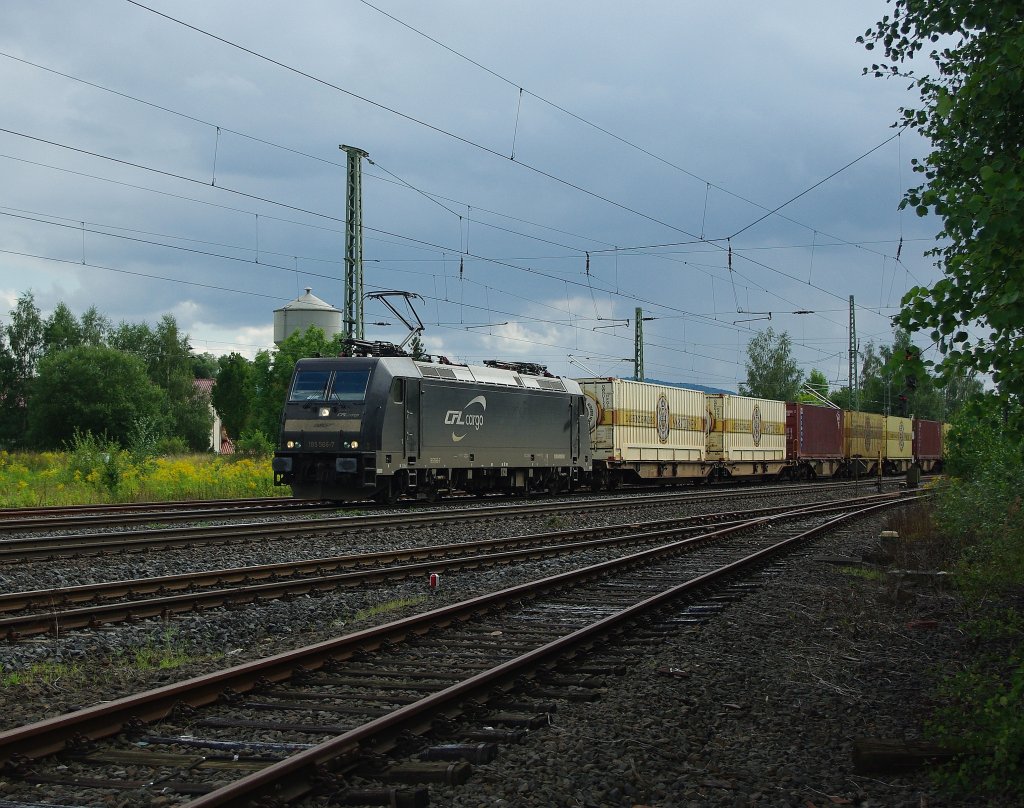 Umleiterverkehr kann manchmal ganz interessant sein. Nur gibt es fr den Warsteiner-Zug wahrlich interessantere Loks zur Bespannung als 185 566-7. Aufgenommen am 28.08.2010 in Eschwege West.