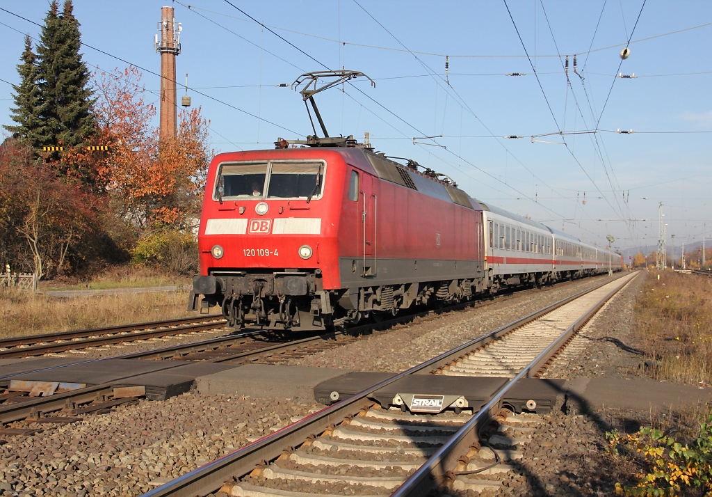 Umleitung! 120 109-4 musste am 06.11.2011 mit ihrem IC in Richtung Kassel von Gttingen aus die NSS nehmen und kam so durch Eichenberg.