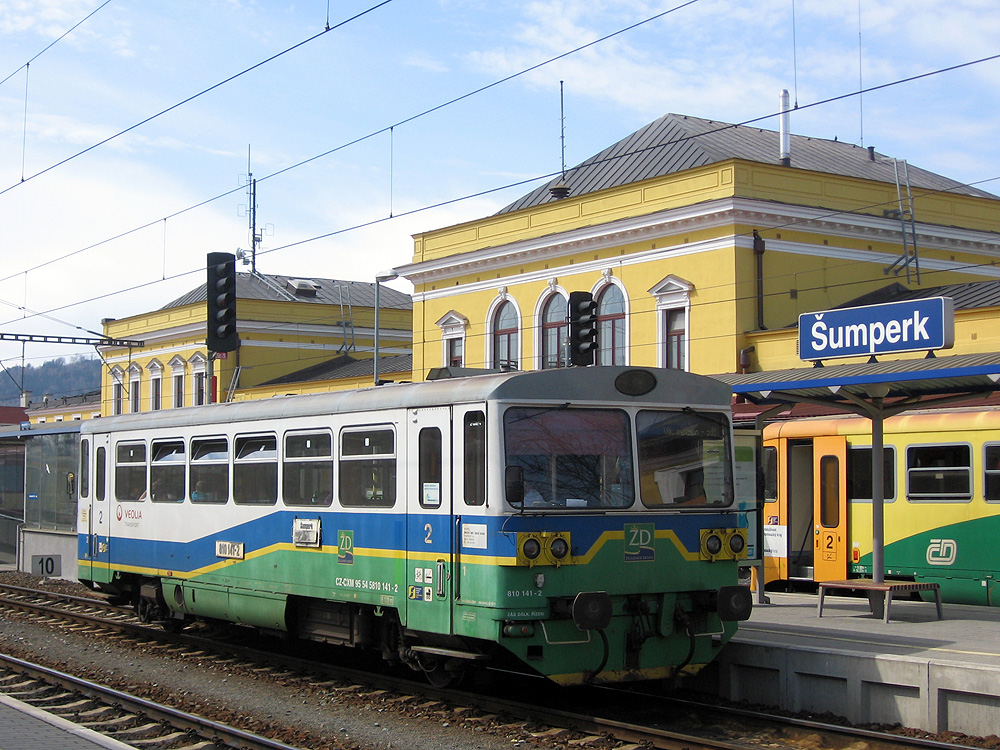 umperk. 810.141 der tschechische privatische Regionalbahn - eleznice Desn in umperk. Die Bahn geht aus umperk ber Petrov nad Desnou nach Kouty nad Desnou. Aus Petrov geht kurze Bahnstrecke nach Sobotn.