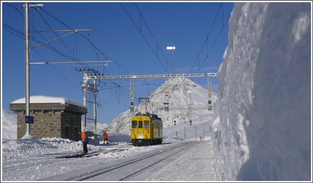 Umrahmt von einer mchtigen Schneemauer und dem Piz Albris im Hintergrund macht der Xe 4/4 9922 eine Pause. (12.01.2010)