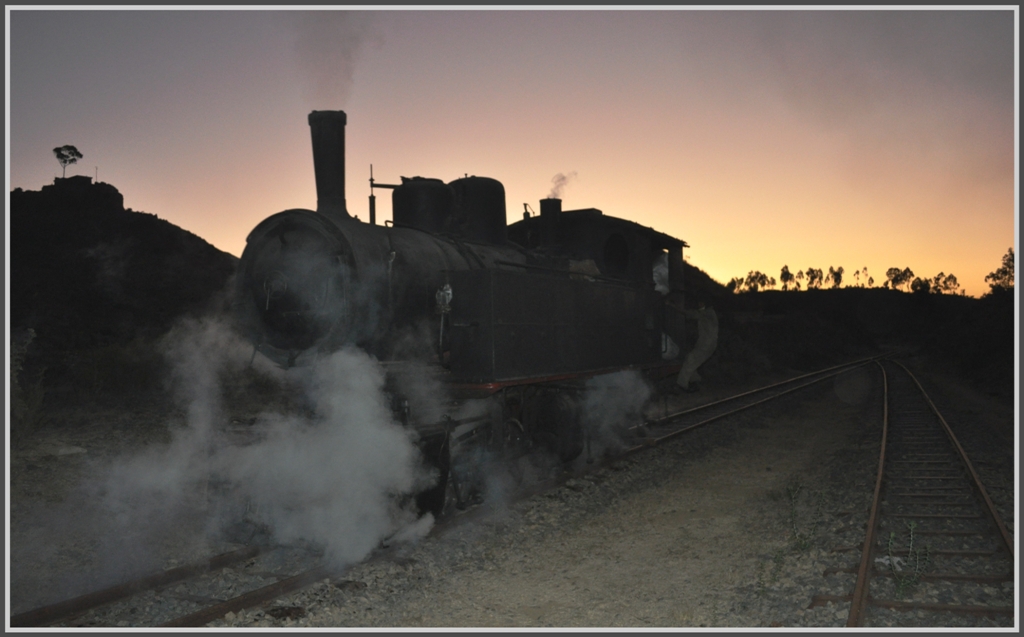 Umsetzen der 440.008 im Morgengrauen. Der Tag und auch die Sonne kommen schnell. (31.01.2012)