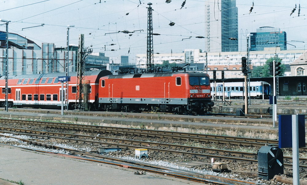 Umsteigeaufenthalt in Leipzig Hbf. - 

Am 03.06.1999 hatte ich meine Dienstreise zu meiner Wehrbung mit der Bahn angetreten. Von Saarbrcken nach Leipzig geht das schon mal sehr gut.
Mein Ziel war das Gertehauptdepot in Zeithain und somit war Riesa mein Endbahnhof.

Es blieb noch ein wenig Zeit sich das Verkehrsaufkommen in Leipzig anzusehen.

143 591-6

Scan vom Photo