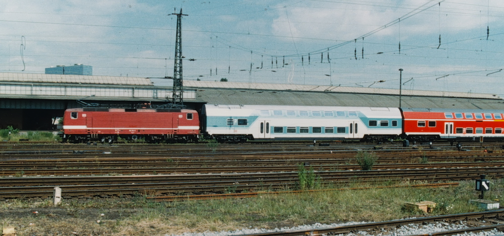 Umsteigeaufenthalt in Leipzig Hbf. - 

Am 03.06.1999 hatte ich meine Dienstreise zu meiner Wehrbung mit der Bahn angetreten. Von Saarbrcken nach Leipzig geht das schon mal sehr gut.
Mein Ziel war das Gertehauptdepot in Zeithain und somit war Riesa mein Endbahnhof.

Es blieb noch ein wenig Zeit sich das Verkehrsaufkommen in Leipzig anzusehen.

143 134-5 - Scan vom Photo