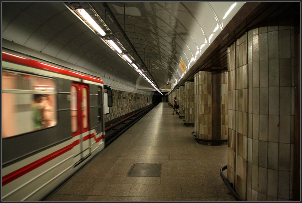 Umsteigebahnhof Florenc der Metrolinien B und C. Im Bild die untere Bahnsteigebene für die Linie B. 

18.08.2010 (M)