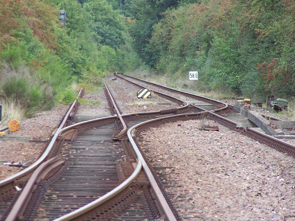Umweg....

Ehemaliger Grenzbahnhof zur SNCF in berherrn-Saar am 02.09.2009.
So sah es am Anschlu Mosolf vor dem Bau der B 269neu aus.
Bahnstrecke Thionville - Bouzonville - Hargarten/Falck - berherrn - Vlklingen.