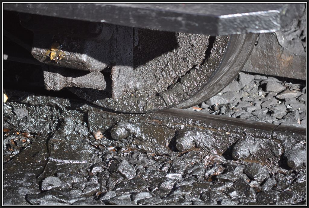 Umweltschutz gibts hier nicht, je mehr Schmiere, desto besser l�ufts. Llanberis Talstation. (06.09.2012)