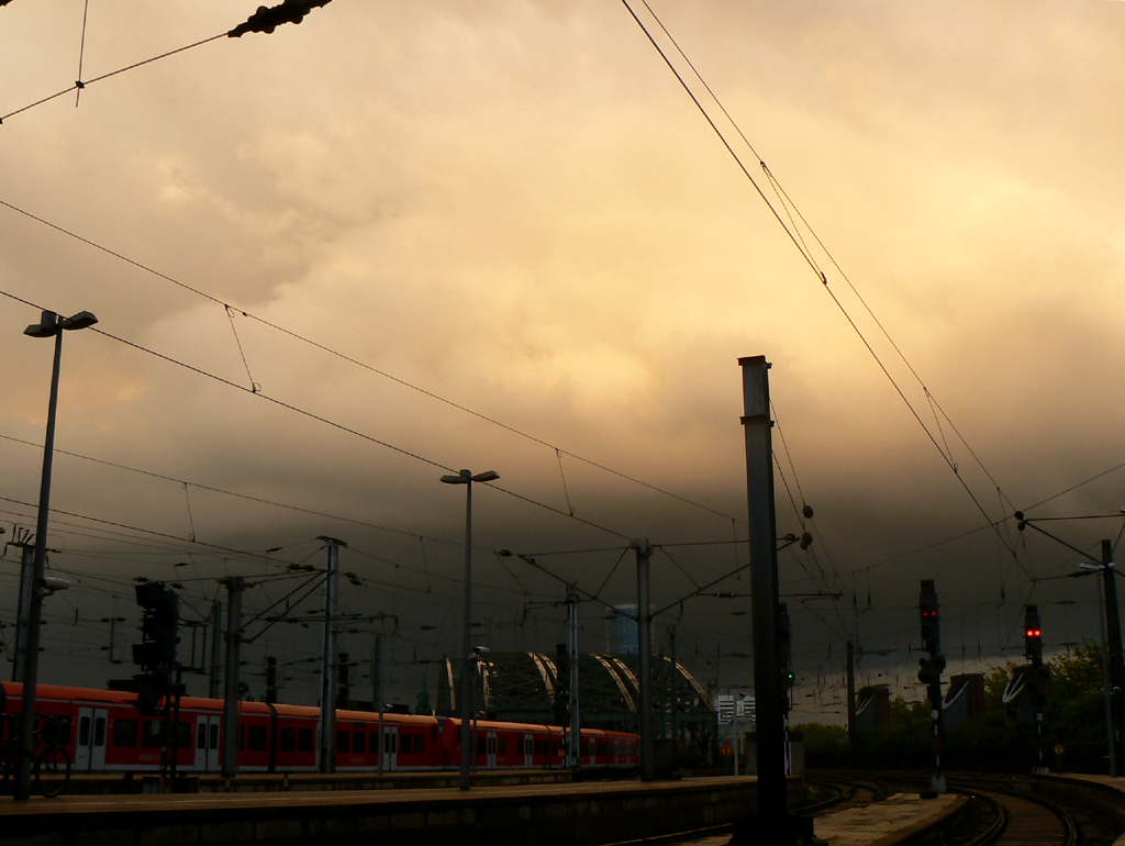 (Un-)Wetterstimmung in Kln Hbf am Abend des 02.05.2010