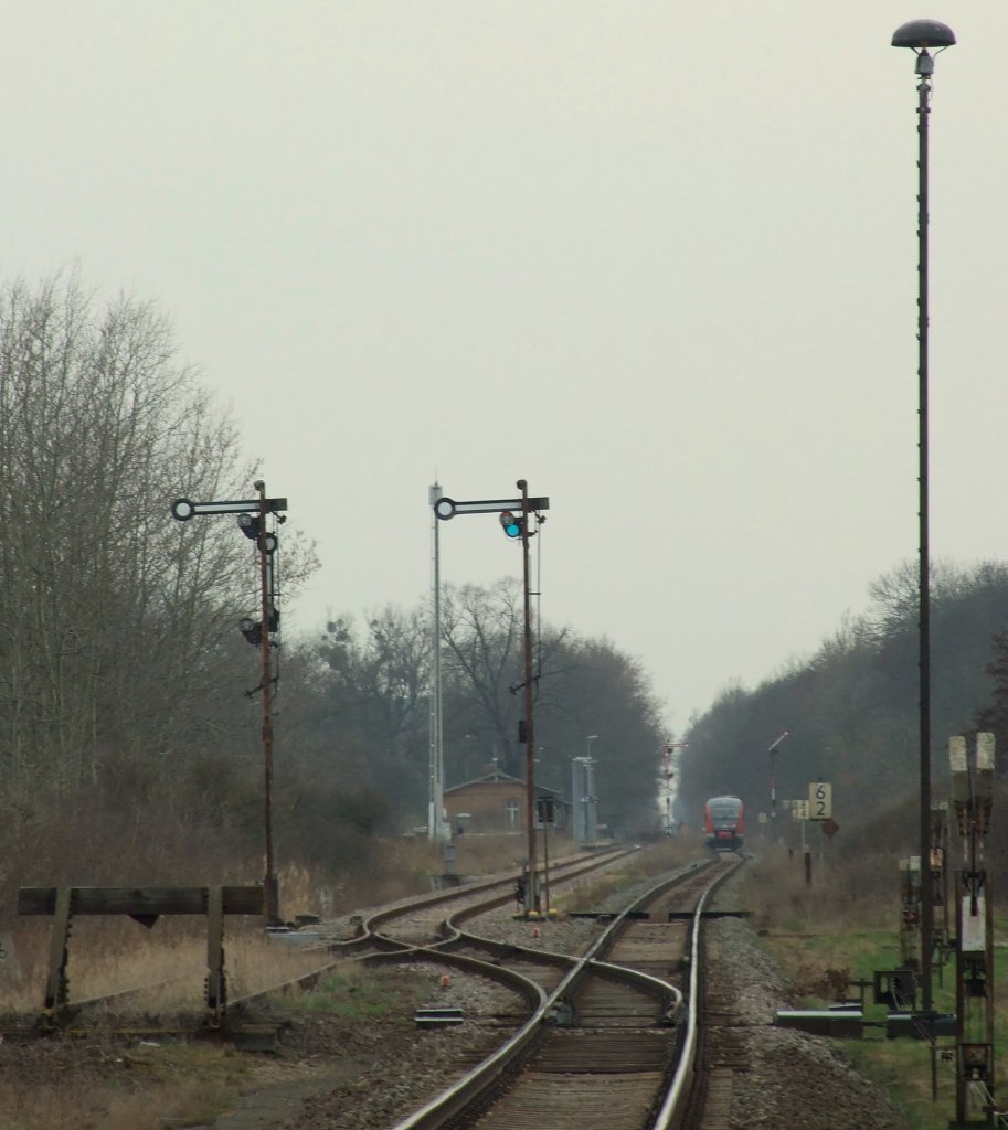 Unbekannt gebliebene DB 642 als RB 27930 nach Gsten steht im Haltepunkt Dessau-Mosigkau. (Aufgenommen an einem fr Fugnger eingerichteten Bahnbergang am Osteingang des Mosigkauer Haltepunktes) 
Dessau, der 16.4.13