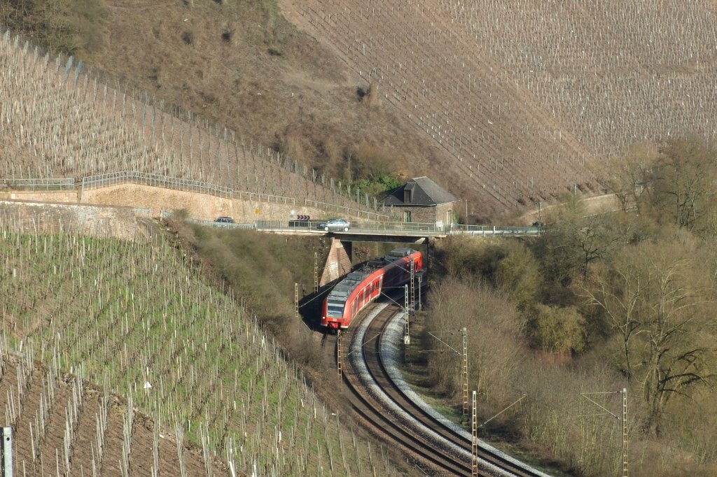 Unbekannt gebliebener 425er fhrt als heir als RB 33734 zwischen Wiltingen und Kanzem Richtung Trier. Die schmale Strae darber fhrt als Abkrzung fr Kenner nach Konz.
Wilitngen, der 21.3.2012.