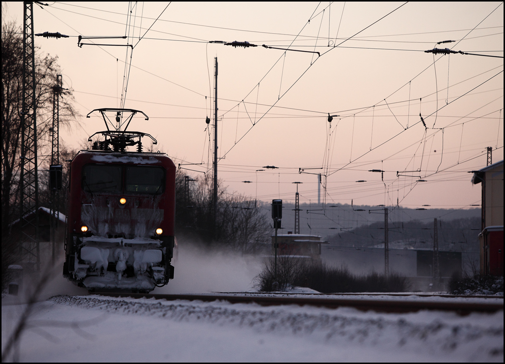 Unbekannte 112er durchfhrt mit einem RE7  Rhein-MNSTERLAND-Express , nach Mnster(Westf)Hbf den ehemaligen Bahnhof Westhofen. (25.12.2010)