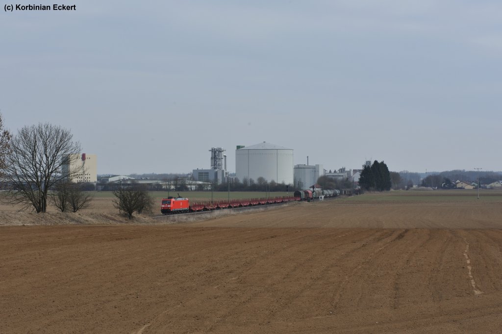 Unbekannte 185.1 mit einem gemischten Gterzug in der Nhe von Snching, 12.03.2011